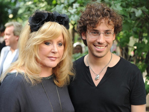 http://starnote.ru/media/uploads/2013/10/06/alla-pugacheva-i-maksim-galkin-stali-roditeljami-dvojnjashek/pugachova-galkin-deti-2_blog.jpg