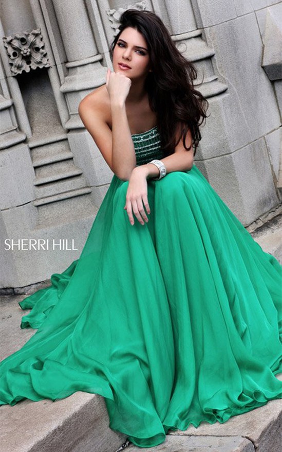 Сестры Ким Кардашян в рекламе платьев для выпускного