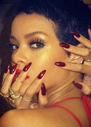 Ногти Рианны: Все внимание на маникюр певицы