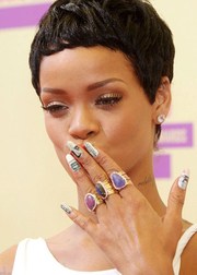 Ногти Рианны: Все внимание на маникюр певицы