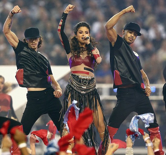 Концерт Селены Гомес на спортивной игре в День благодарения