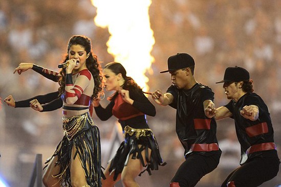 Концерт Селены Гомес на спортивной игре в День благодарения