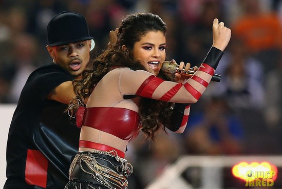 Концерт Селены Гомес на спортивной игре в День благодарения