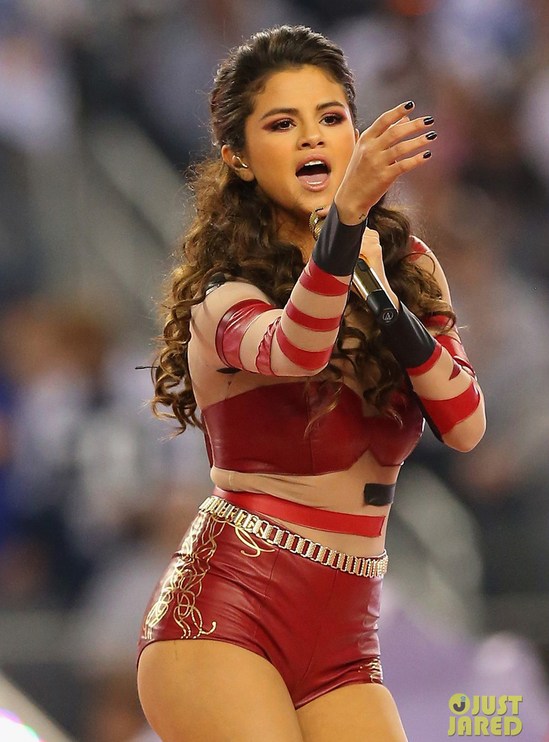 Концерт Селены Гомес на спортивной игре в День благодарения