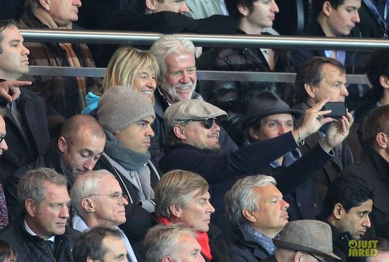 Примерный сын: Леонардо ди Каприо сходил на футбол с мамой