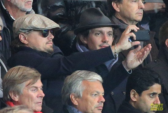 Примерный сын: Леонардо ди Каприо сходил на футбол с мамой