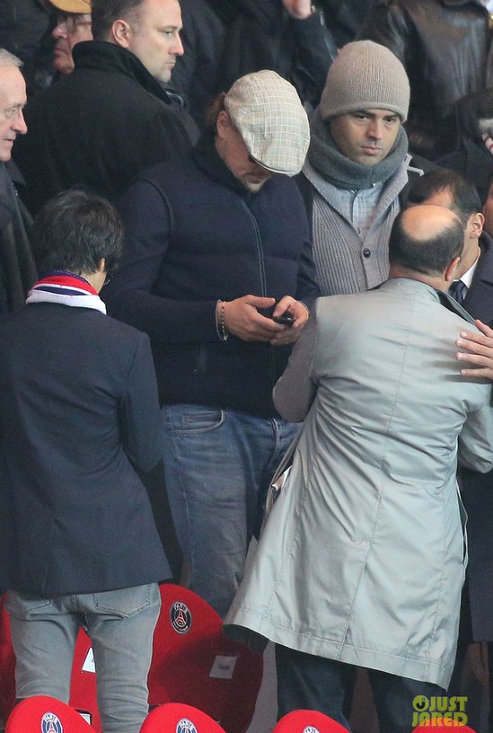 Примерный сын: Леонардо ди Каприо сходил на футбол с мамой