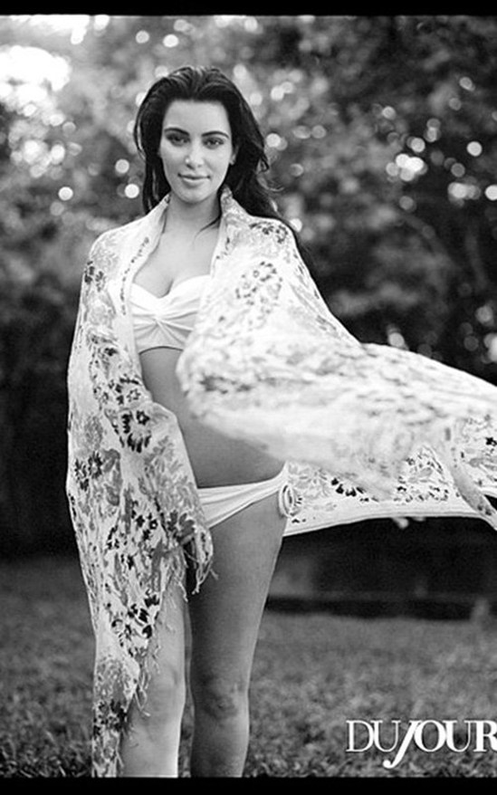 Беременная Ким Кардашян позирует для весеннего номера DuJour