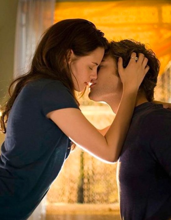 Поцелуй в фильме "Сумерки"