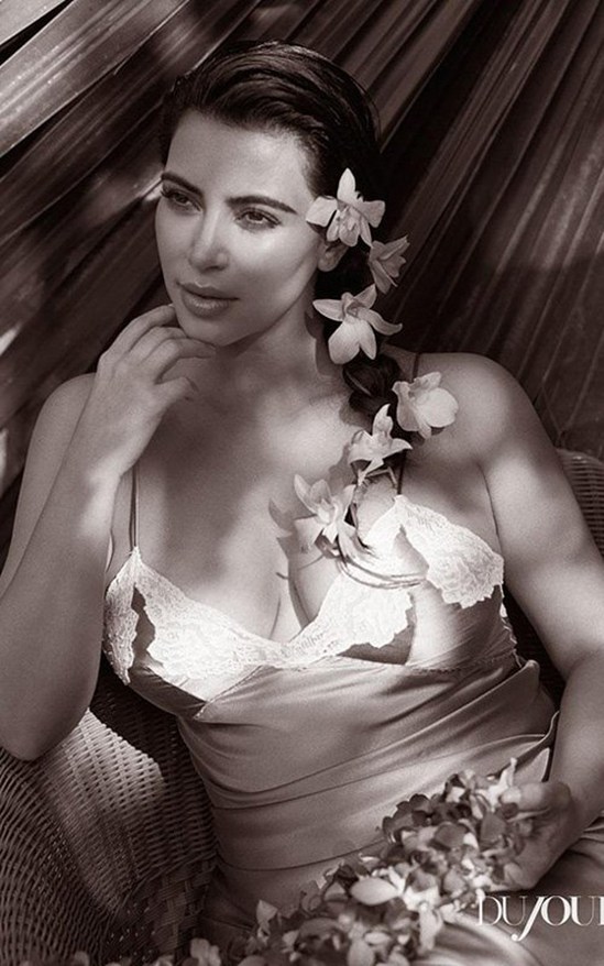 Беременная Ким Кардашян позирует для весеннего номера DuJour