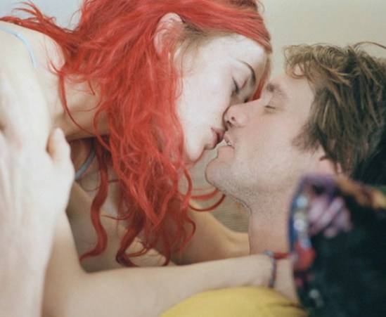 Поцелуй в фильме "Вечное сияние чистого разума"