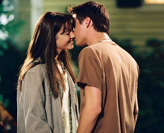 Поцелуй в фильме "Спеши любить"