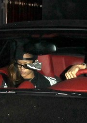 Рианна и Крис Браун в машине после работы в студии