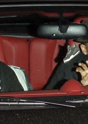 Рианна и Крис Браун в машине после работы в студии