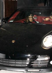 Рианна и Крис Браун в машине после работы в студии