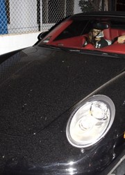 Рианна и Крис Браун в машине после работы в студии