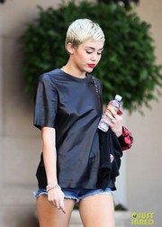 Майли Сайрус без Лиама Хемсворта покинула отель в Калифорнии