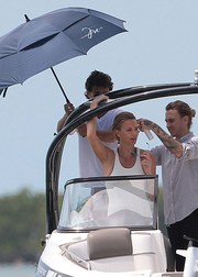 Шарлиз Терон показала идеальную фигуру на пляжной фотосессии