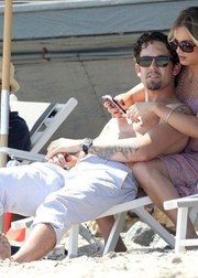 Кейли Куоко с мужем Райаном Свитингом отдохнули на пляже