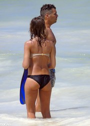 Джессика Альба в бикини отдыхает в Мексике вместе с мужем