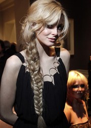 Распустила косы: Знаменитости ввели в моду плетеные прически