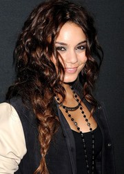 Распустила косы: Знаменитости ввели в моду плетеные прически