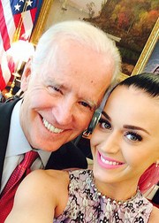 Селфи знаменитостей: Лучшие фотографии на мобильный телефон