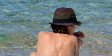 Ванесса Паради загорает топлесс на пляже в Корсике 