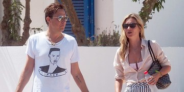 Летний отпуск звезд: Кейт Мосс в бикини отдыхает в Испании