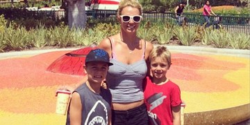 Бритни Спирс с сыновьями посетила Диснейленд