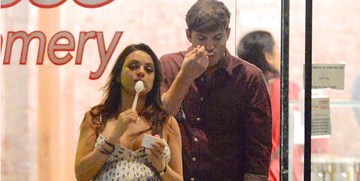 Беременная Мила Кунис поглощает мороженое в компании жениха