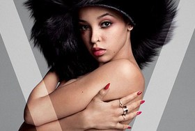 Новая девушка Роберта Паттинсона обнажилась для фотосессии