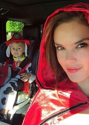 Хэллоуин-2015: Знаменитости наряжают своих детей