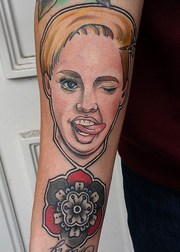 40 прекрасных и ужасающих татуировок в виде знаменитостей