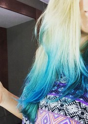 Царство синего: Знаменитости с голубыми волосами