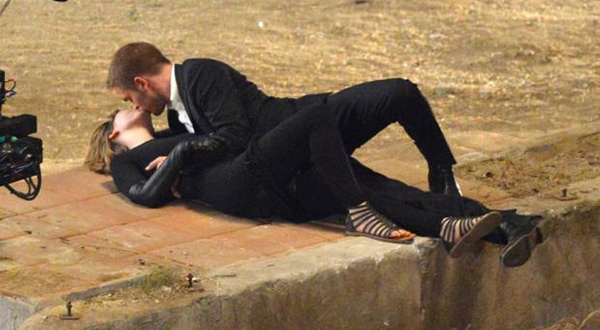 Роберт Паттинсон и Миа Васиковска целуются