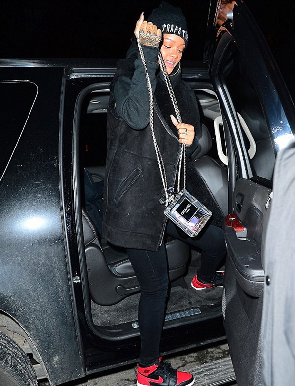 Рианна показала необычную сумочку от Chanel